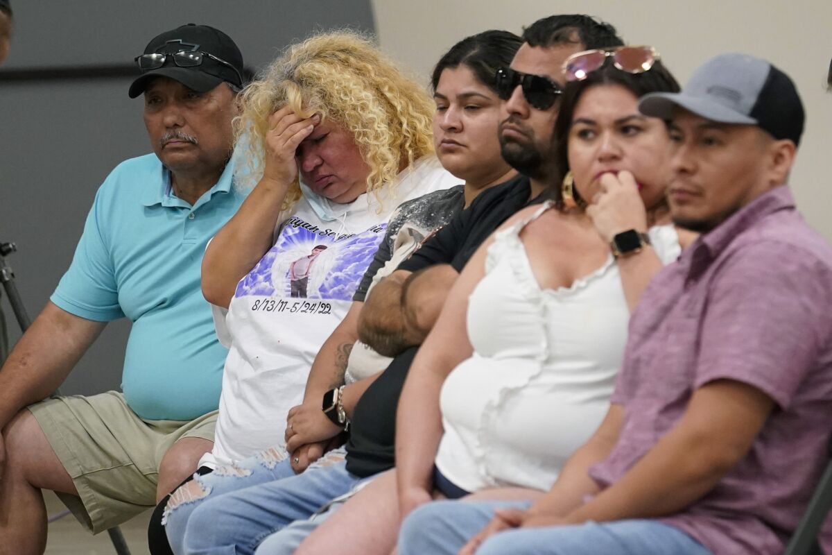 Familiares de las víctimas de una masacre escuchan el reporte de una comisión investigadora 