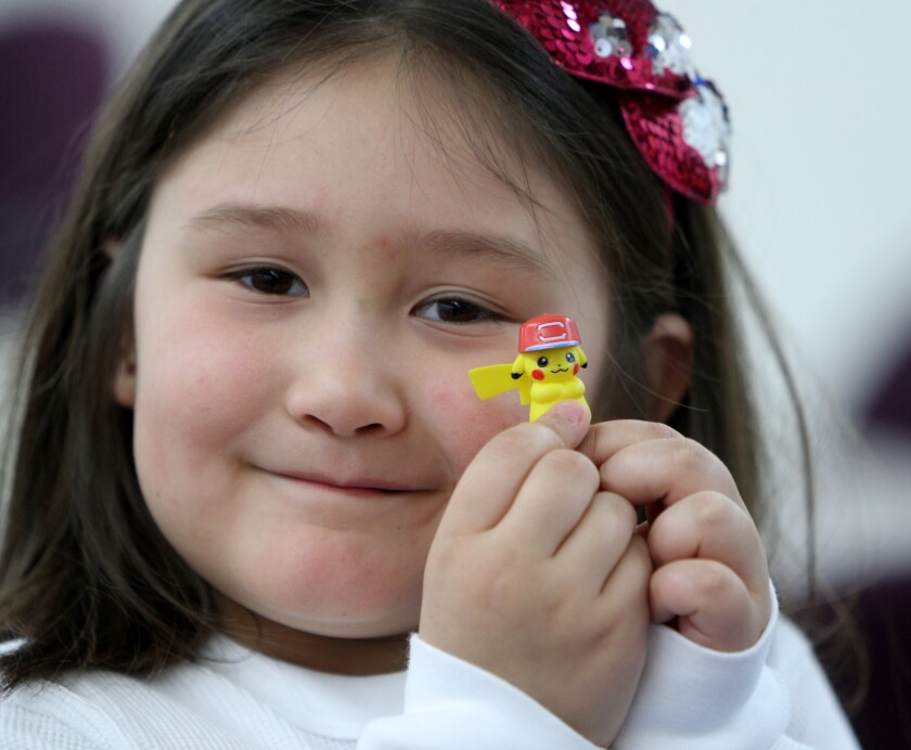 Emily Aceves, 6 de Burbank, joue avec un Lego Pikachu qu'elle a trouvé au Lego Club de la Bibliothèque centrale de Burbank