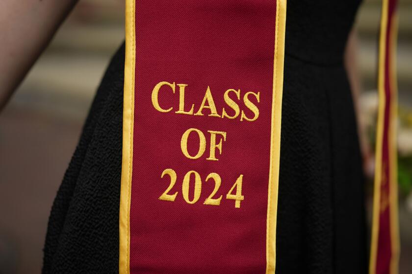 Un graduado porta su toga y una prenda con el año de su generación en el campus de la Universidad del Sur de California, el jueves 25 de abril de 2024, en Los Ángeles. (AP Foto/Jae C. Hong)