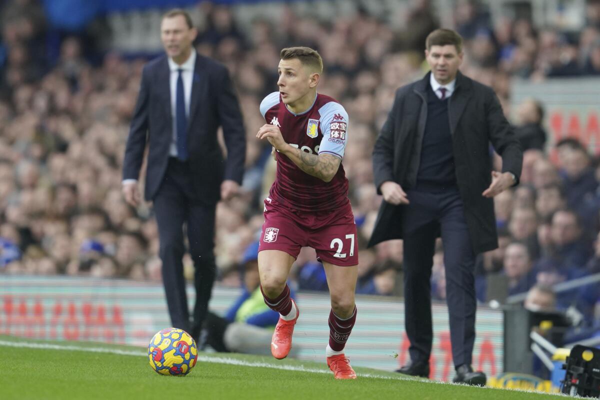 Lucas Digne de Aston Villa lleva el balón durante la visita de Villa a Everton  