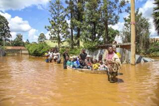 ARCHIVO - Una familia utiliza un bote tras huir de las inundaciones que causaron estragos en la zona de Githurai de Nairobi, Kenia, 24 de abril de 2024. (AP Foto/Patrick Ngugi, Archivo)