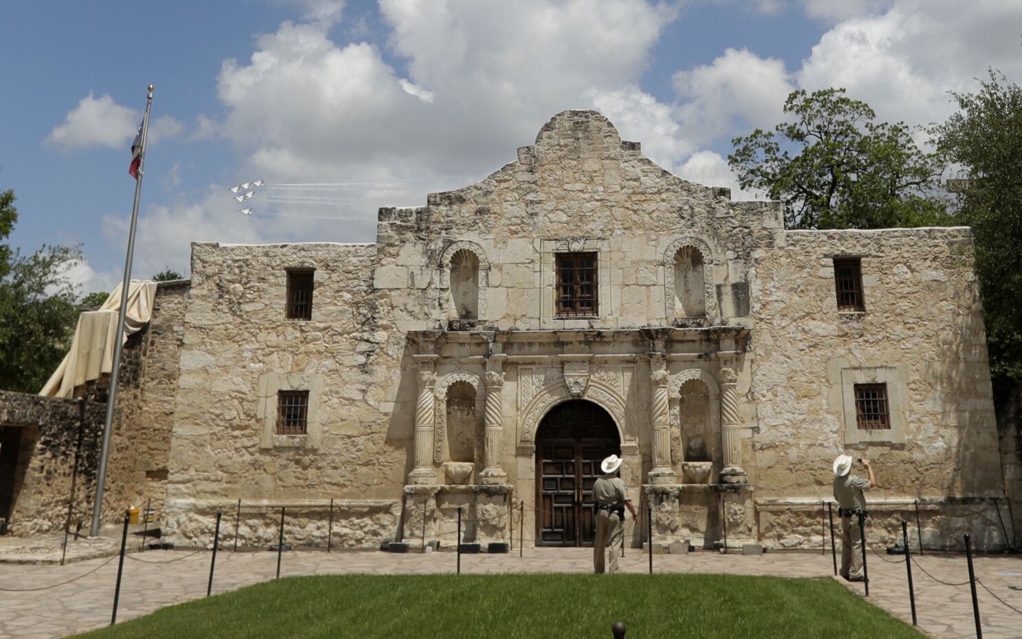 New book debunks myth vs. history with Texans and the Alamo ...