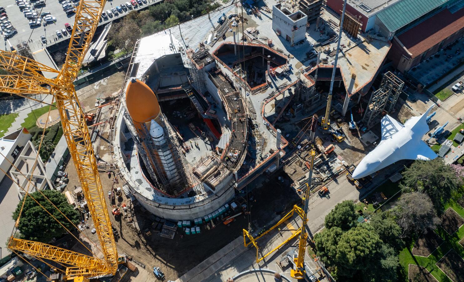Space shuttle Endeavour goes vertical, is hoisted for display in Exposition  Park – Daily News