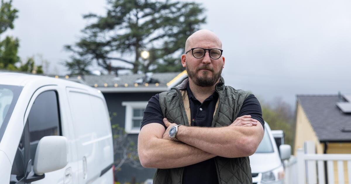 Moradores de Altadena enfrentam custos para enterrar linhas de energia