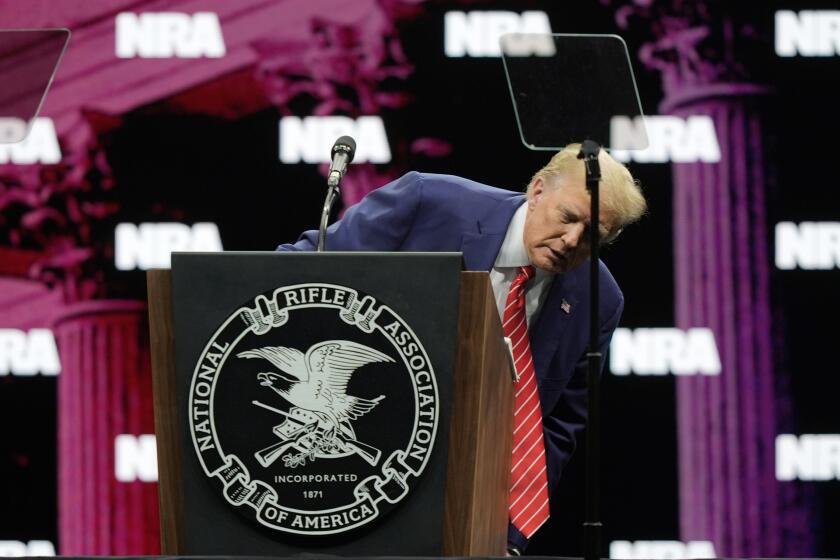 El expresidente Donald Trump mira a su alrededor después de hacer una broma durante la Convención de la Asociación Nacional del Rifle, el sábado 18 de mayo de 2024, en Dallas. (AP Foto/LM Otero)