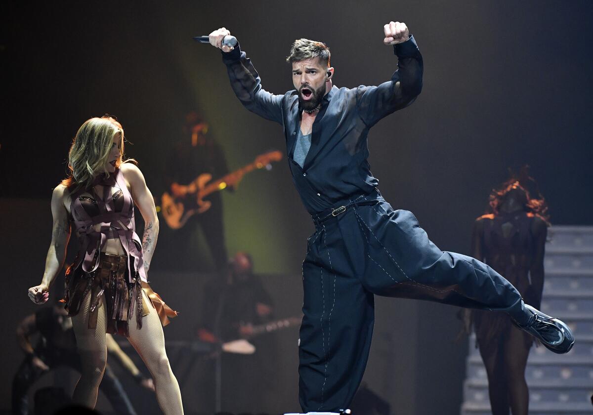 Ricky Martin durante la segunda noche de actuación en el Crypto.com Arena de Los Ángeles como parte del "Trilogy Tour".