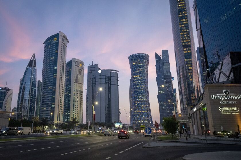 ARCHIVO - Vista de edificios en el distrito West Bay de Doha, Qatar, el 9 de diciembre de 2021. (AP Foto/Darko Bandic)