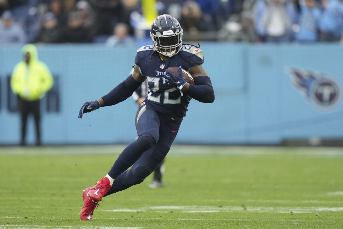 Le porteur de ballon des Titans du Tennessee Derrick Henry porte le ballon contre les Jaguars de Jacksonville le 11 décembre.