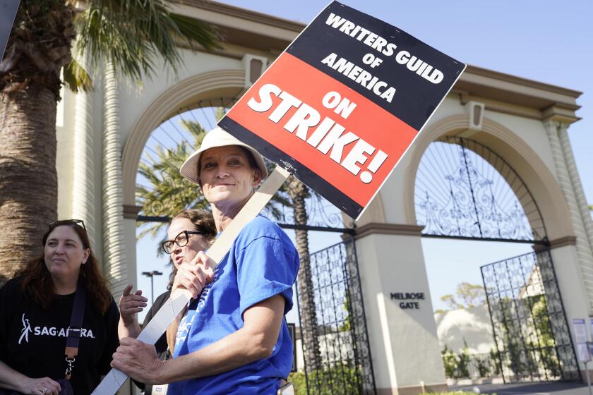 ARCHIVO - Meredith Stiehm, presidenta de la rama oeste del Sindicato de Guionistas de Estados Unidos, durante una protesta frente al estudio de Paramount Pictures, el lunes 8 de mayo de 2023, en Los Ángeles. (Foto AP/Chris Pizzello, archivo)