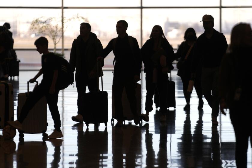 ARCHIVO - Gente pasa por el Aeropuerto Internacional de Salt Lake City, 11 de enero de 2023 en Salt Lake City, EEUU. Los asistentes de vuelo de las grandes aerolíneas de Estados Unidos están haciendo concentraciones en aeropuertos de todo el país en reclamo de aumentos salariales, martes 13 de febrero de 2024. (AP Foto/Rick Bowmer, File)