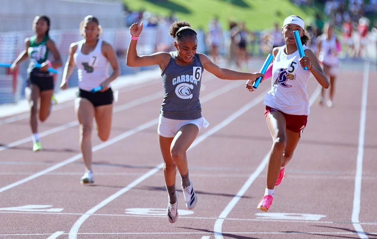 Carson 4x100 metros de relevo La corredora Christina Gray cruza la línea de meta.