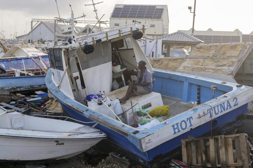 El pescador Hamilton Cosmos observa las embarcaciones dañadas por el paso del huracán Beryl, el lunes 1 de julio de 2024, en Bridgetown, Barbados. (AP Foto/Ricardo Mazalan)