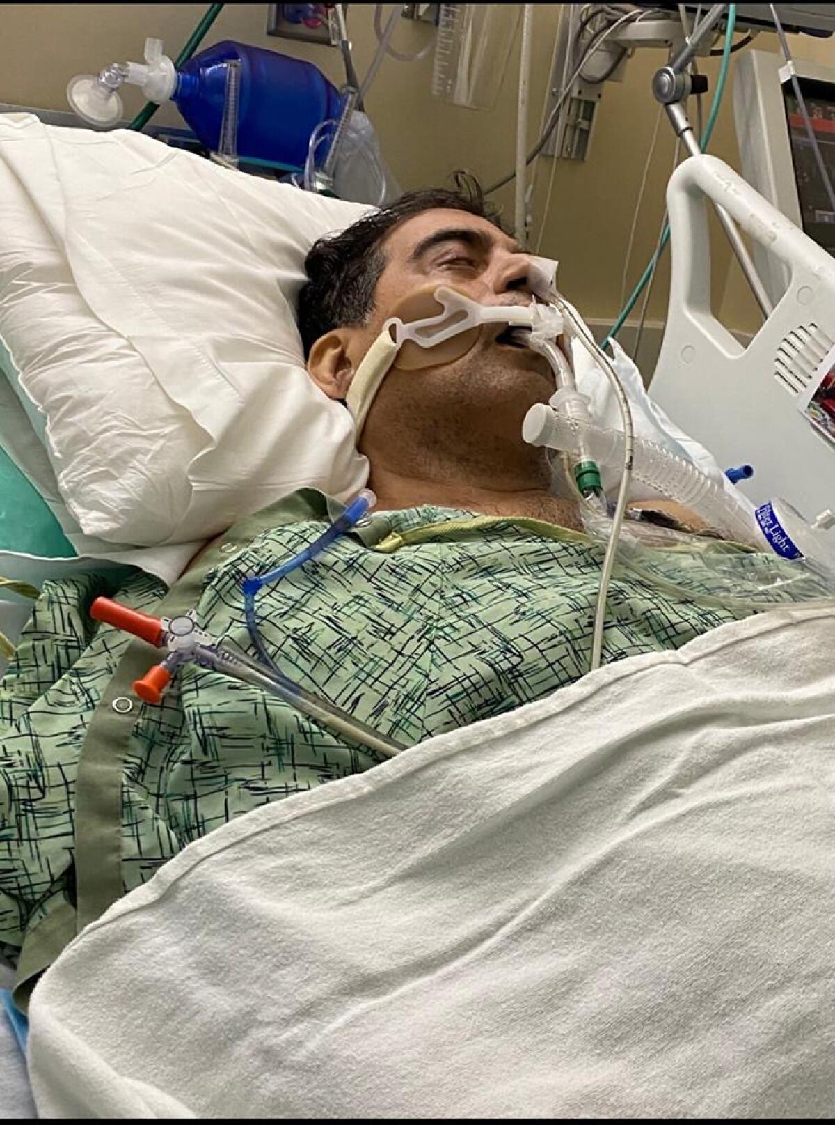 Moreno pasó casi cinco meses en el hospital con ambos pulmones dañados por COVID-19. Lo intubaron y le pusieron un respirador, una máquina que respiraba por él. Foto cortesía de Moreno