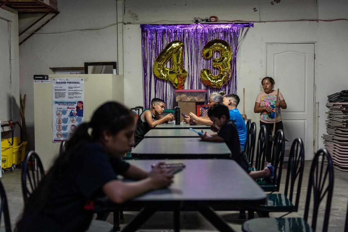 Los migrantes pasan tiempo en trabajadores migrantes en Jauks en Jaisis.