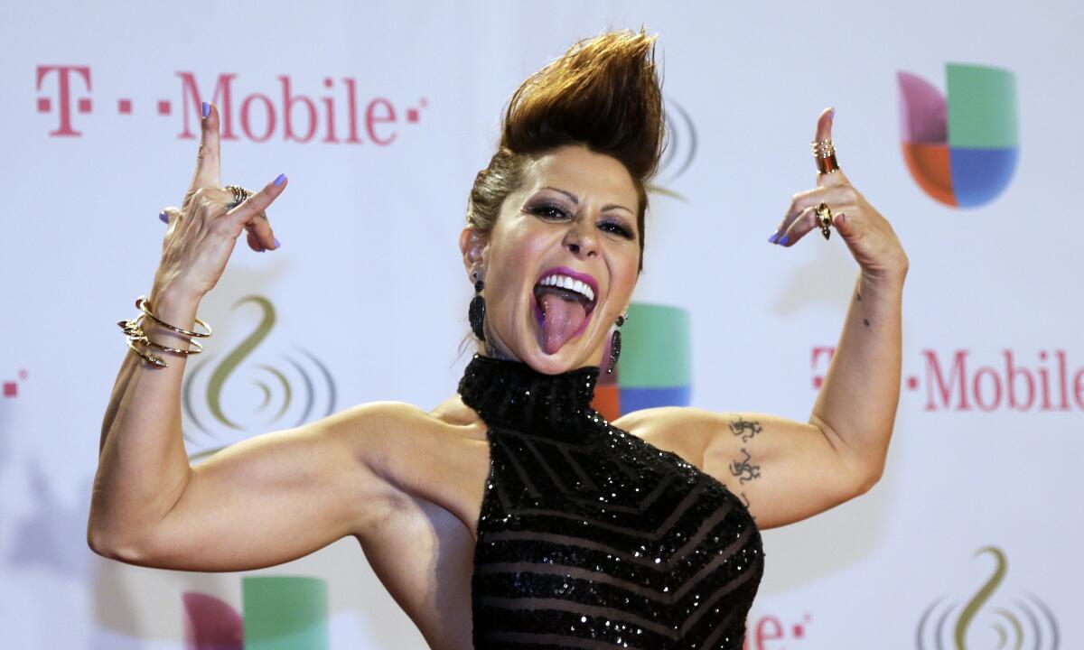 ARCHIVO - La rockera mexicana Alejandra Guzman posa en la alfombra roja del Premio Lo Nuestro