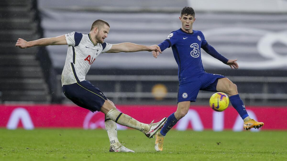 Christian Pulisic, derecha, del Chelsea, disputa el balón con Eric Dier, del Tottenham