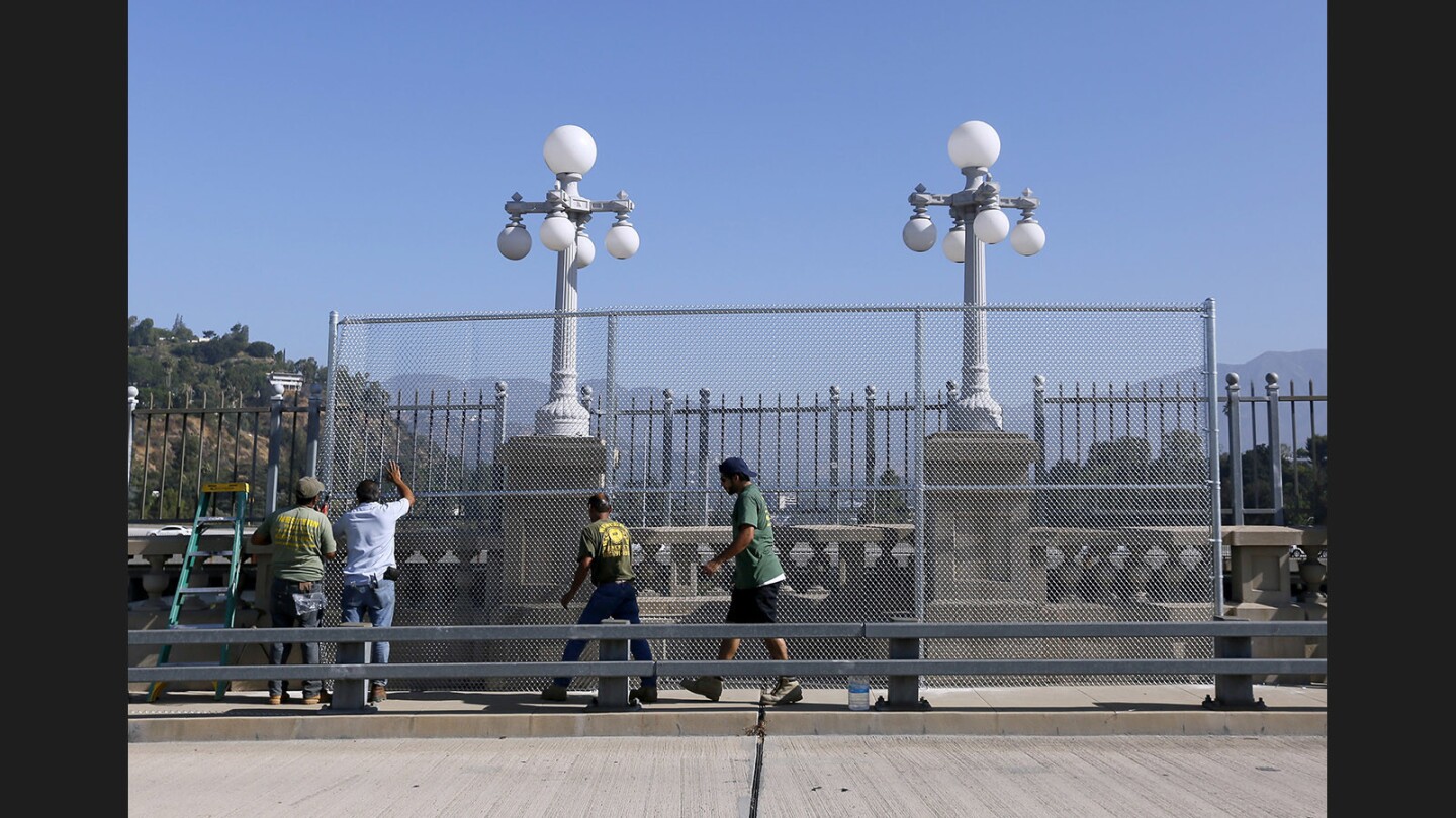 Photo Gallery Colorado Street Bridge In Pasadena Gets Protective Mesh Fencing Around Alcoves To Prevent Easy Access To Jump Los Angeles Times