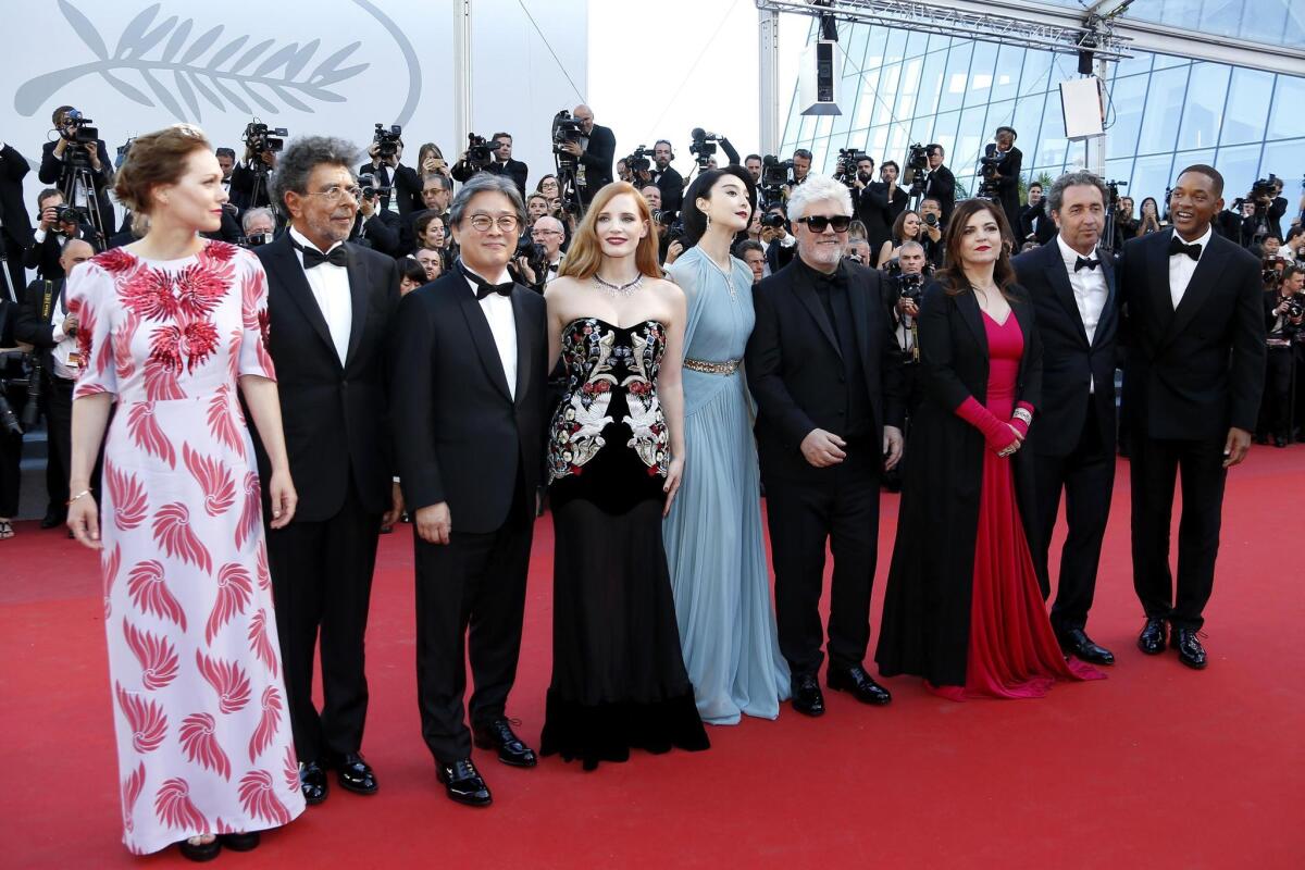 De izq. a der., los miembros del jurado: la directora alemana Maren Ade, el compositor francés Gabriel Yared, el director surcoreano Park Chan-Wook, la actroz estadounidense Jessica Chastain, la actriz china Fan Bingbing, el director español Pedro Almodóvar, la actriz francesa Agnes Jaoui, el director italiano Paolo Sorrentino y el actor estadounidense Will Smith.