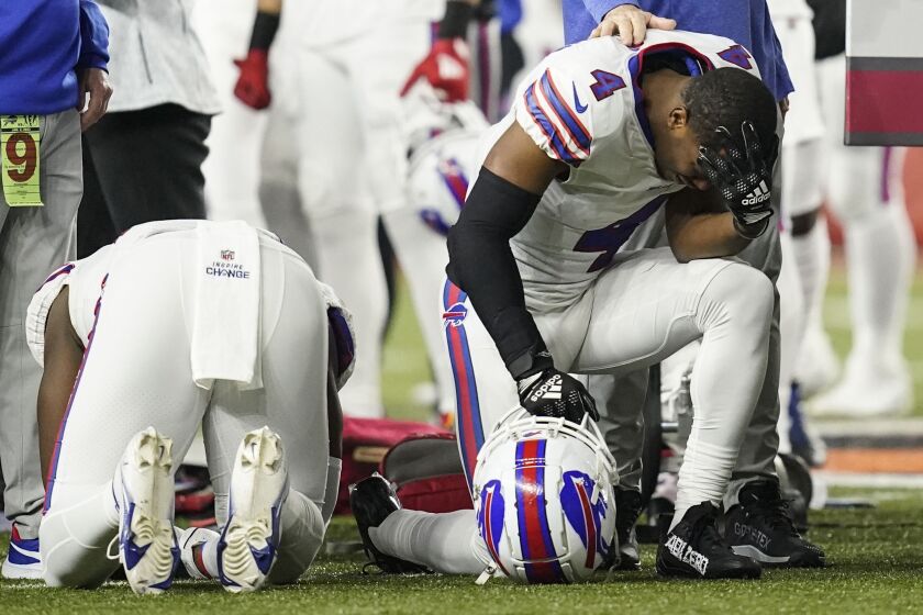 Buffalo Bills players and staff pray for Buffalo Bills' Damar Hamlin 