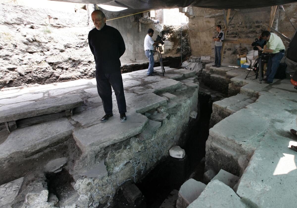 El arqueólogo mexicano Eduardo Matos Moctezuma se encuentra sobre una plataforma en el sitio arqueológico 