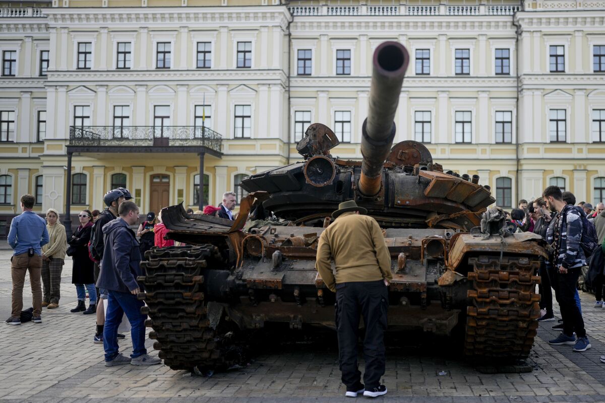 En esta imagen de archivo, un hombre observa un taque ruso destruido, colocado en el centro de Kiev, 