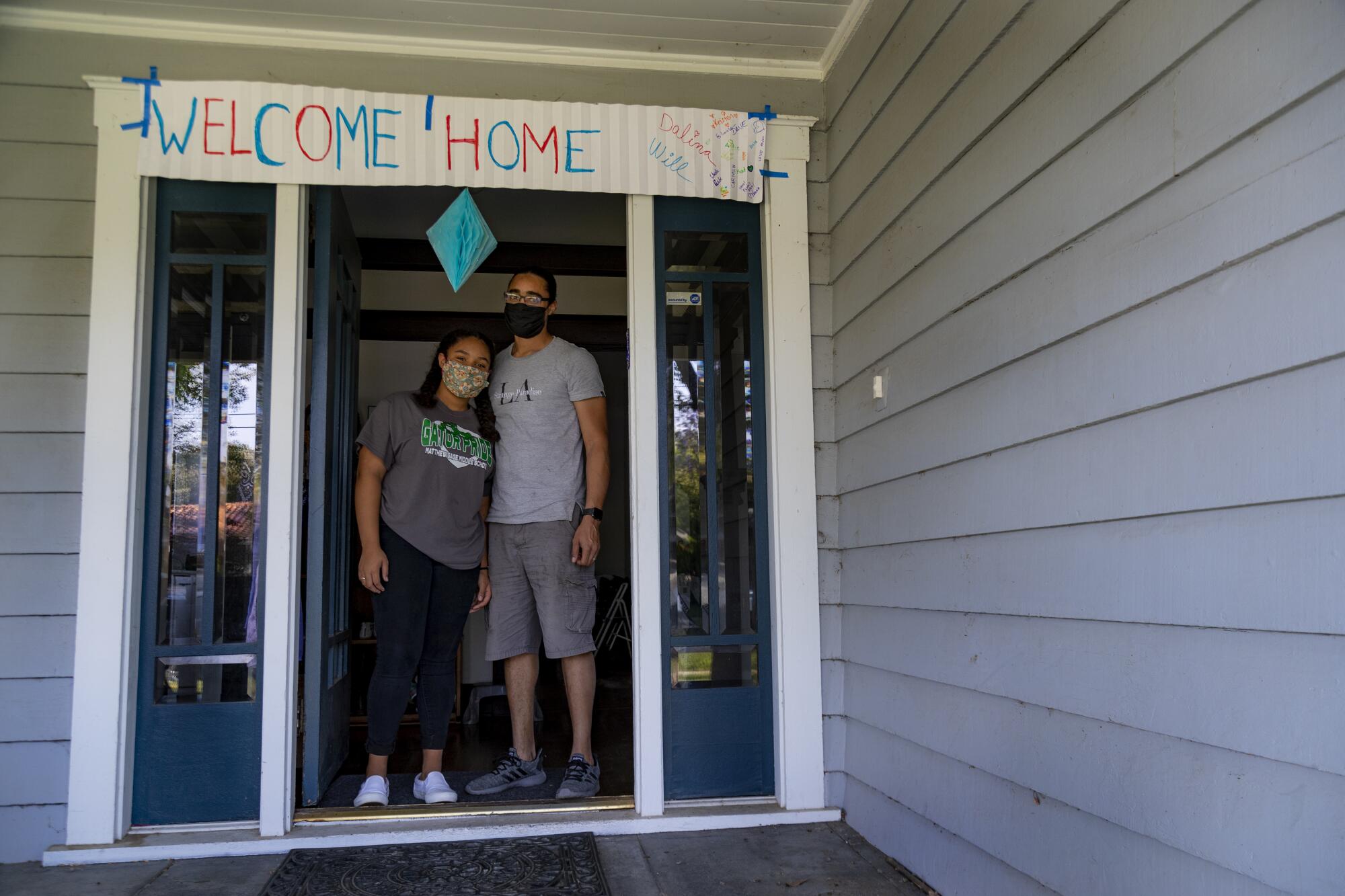 Will Furbush y su hija Dalina, de 14 años, llegaron a su casa vacía, pero una pancarta de bienvenida los saludaba.