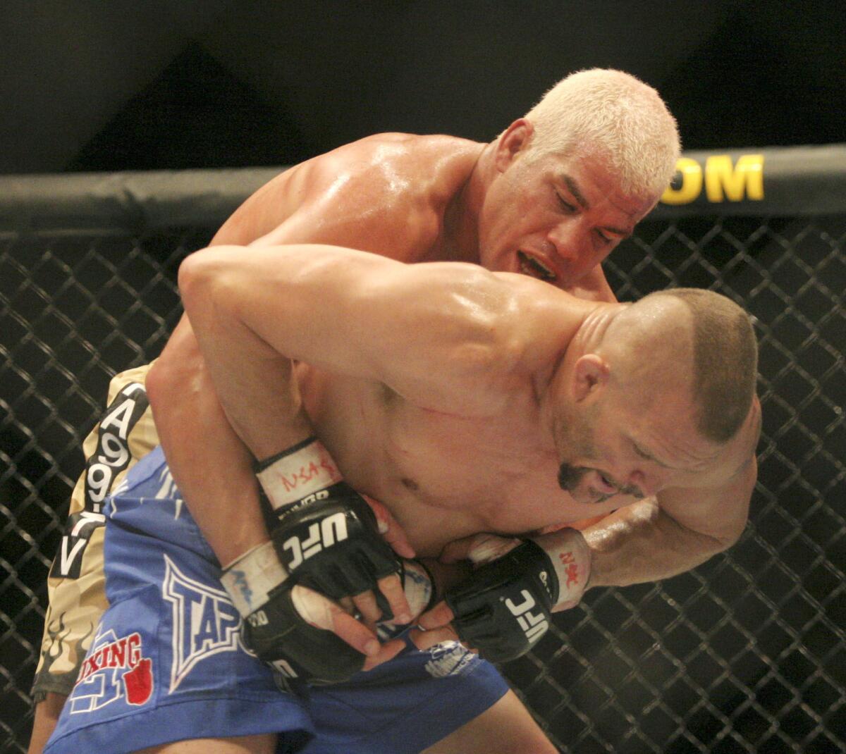 El peleador Tito Ortiz (atrás) durante el encuentro con Chuck Liddell, campeón de peso liviano, por el titulo de la UFC anoche 30 de diciembre de 2006 en Las Vegas, Nevada. Liddell retuvo su título al ganarle a Ortiz.