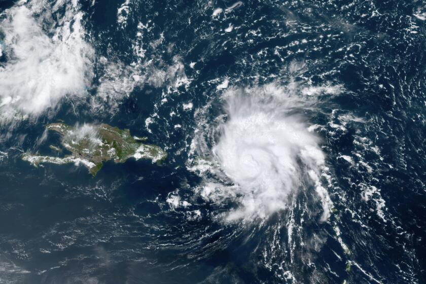 Esta imagen satelital tomada el miércoles 28 de agosto de 2019 y proporcionada por la Oficina Nacional de Administración Oceánica y Atmosférica (NOAA por sus siglas en inglés) muestra al huracán Dorian de categoría 1 sobre las Islas Vírgenes Británicas y de Estados Unidos. (NOAA vía AP)