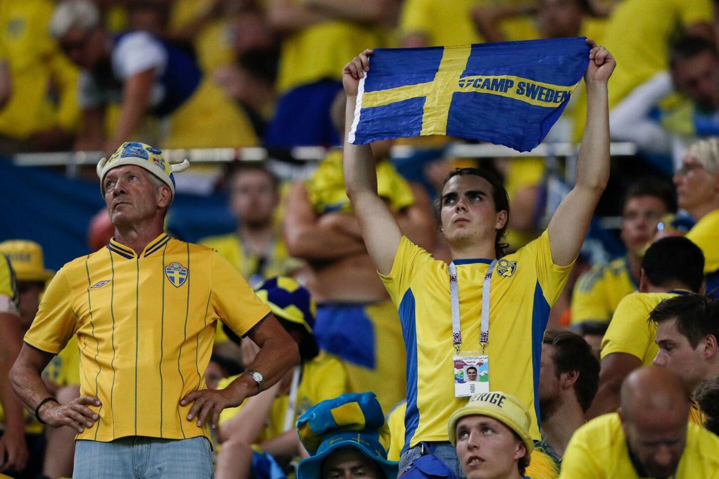 Los aficionados de la selección de Suecia sufriendo desde la grada.