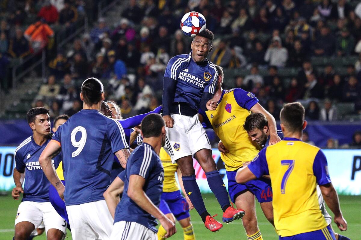 Ola Kamara cabecea el esférico durante el encuentro de pretemporada ante el Colorado.