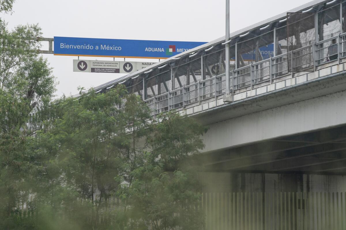 Un letrero con la leyenda "Bienvenido a México" en Reynosa, México, visto desde Hidalgo, Texas