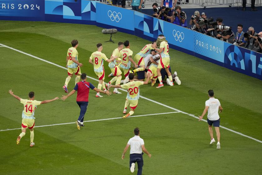 Los jugadores de España festejan la conquista del oro olímpico en fútbol, tras imponerse a Francia en la final, el viernes 9 de agosto de 2024, en París (AP Foto/Vadim Ghirda)