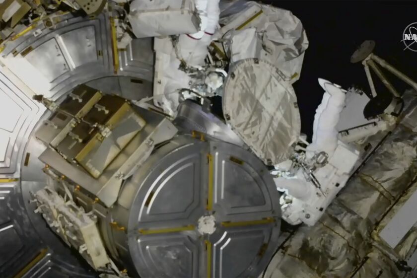 En la fotografía proporcionada por la NASA se muestra a los astronautas Nicole Mann, de la NASA, y Koichi Wakata, de Japón, en una caminata espacial en la Estación Espacial Internacional, el viernes 20 de enero de 2023. (NASA vía AP)