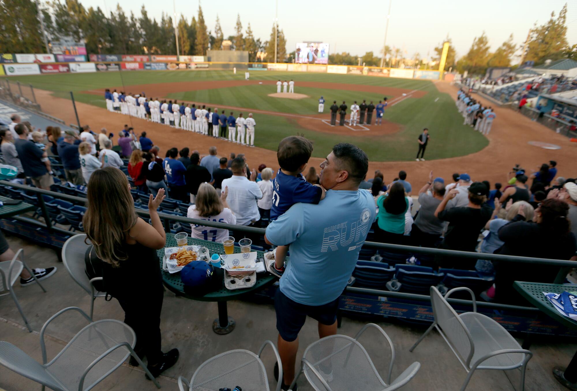 Les fans et les joueurs défendent l'hymne national avant un match de baseball