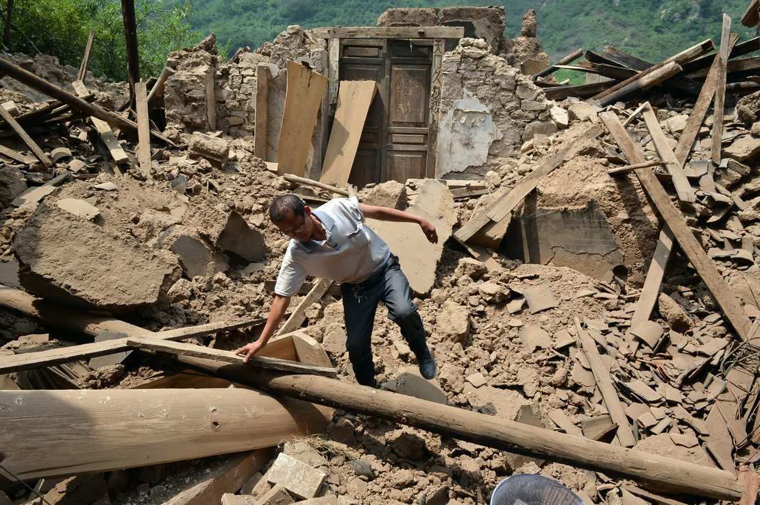 China quake: man in Luozehe