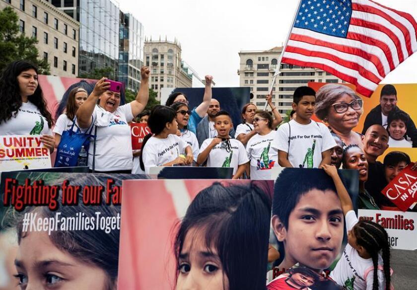 Un grupo de líderes católicos de Estados Unidos aseguró hoy que los niños inmigrantes separados de sus familias en la frontera con México están en buen estado de salud, con el ánimo "tranquilo y con esperanza". EFE/ARCHIVO