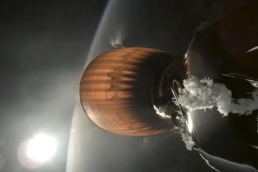 En esta imagen, tomada de un video proporcionado por SpaceX, se muestra el motor de la etapa superior de un cohete Falcon 9 de SpaceX, que despegó de California el jueves 11 de julio de 2024. (SpaceX vía AP)