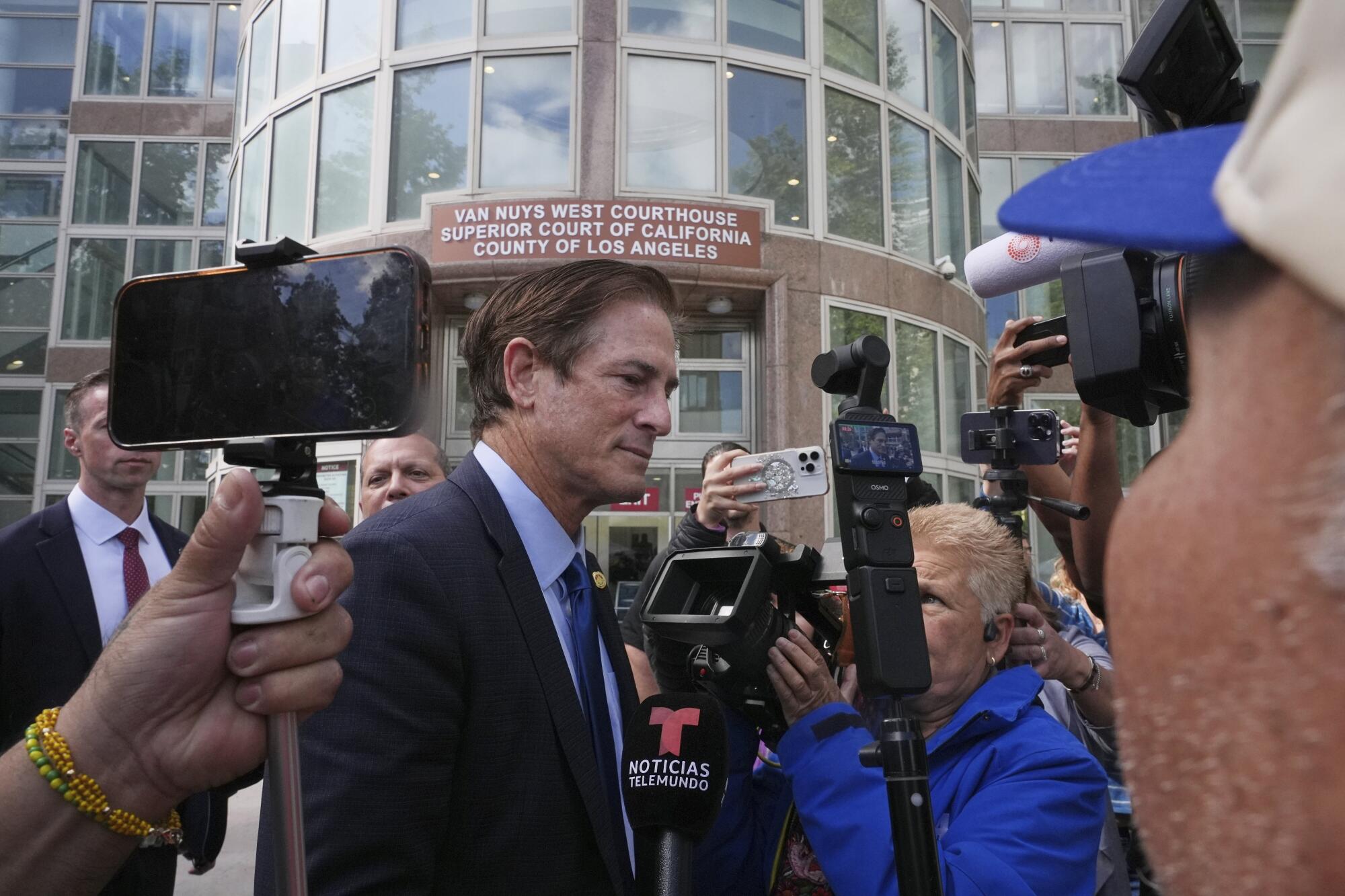 Nathan Hochman está rodeado de medios