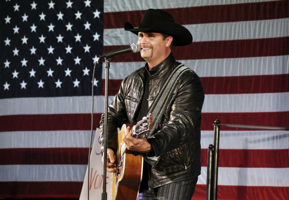 John Rich del grupo Big & Rich durante un concierto en un acto del campaña del candidato del 23er distrito del Congreso Doug Hoffman en Watertown, Nueva York en una fotografía del 2 de noviembre de 2009. La música country comercial se ha distanciado discretamente de la bandera confederada por años pero ante el debate por la masacre en una iglesia negra en Carolina del sur el 17 de junio, los artistas country han comenzado a expresarse más al respecto de este controvertido símbolo. (Foto AP/Heather Ainsworth, archivo)