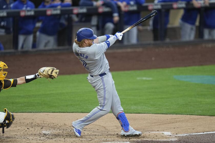 Justin Turner, de los Azulejos de Toronto, conecta un sencillo productor en el encuentro ante los Padres de San Diego, el viernes 19 de abril de 2024 (AP Foto/Gregory Bull)