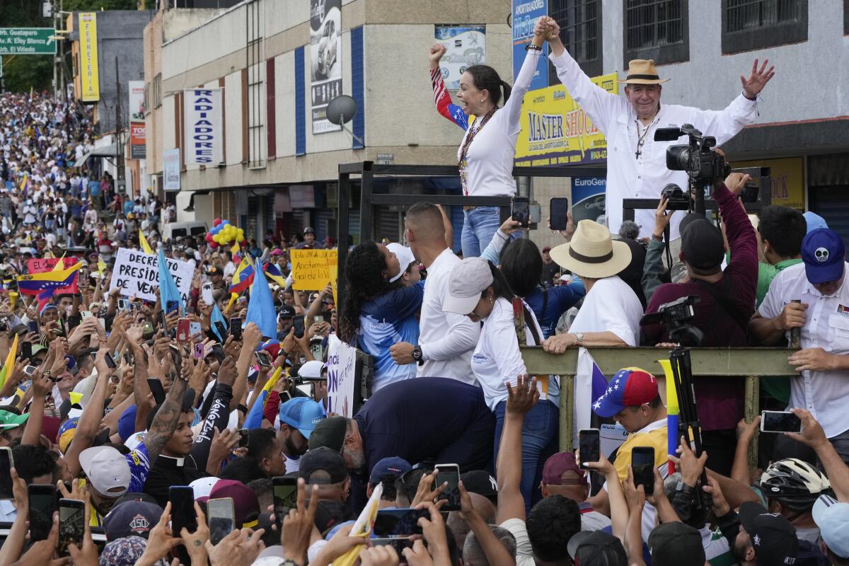 El candidato presidencial venezolano Edmundo González, derecha, y la líder opositora María Corina Machado 