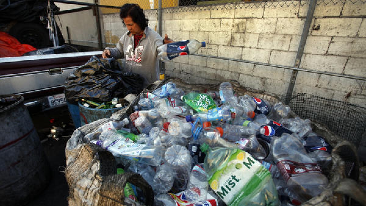 Una mujer clasifica envases en un centro de reciclaje ubicado en el centro de Los Ángeles, en esta imagen de 2013.