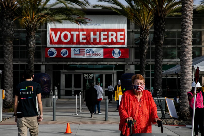 La gente camina fuera del Registro de Votantes del Condado de San Diego 