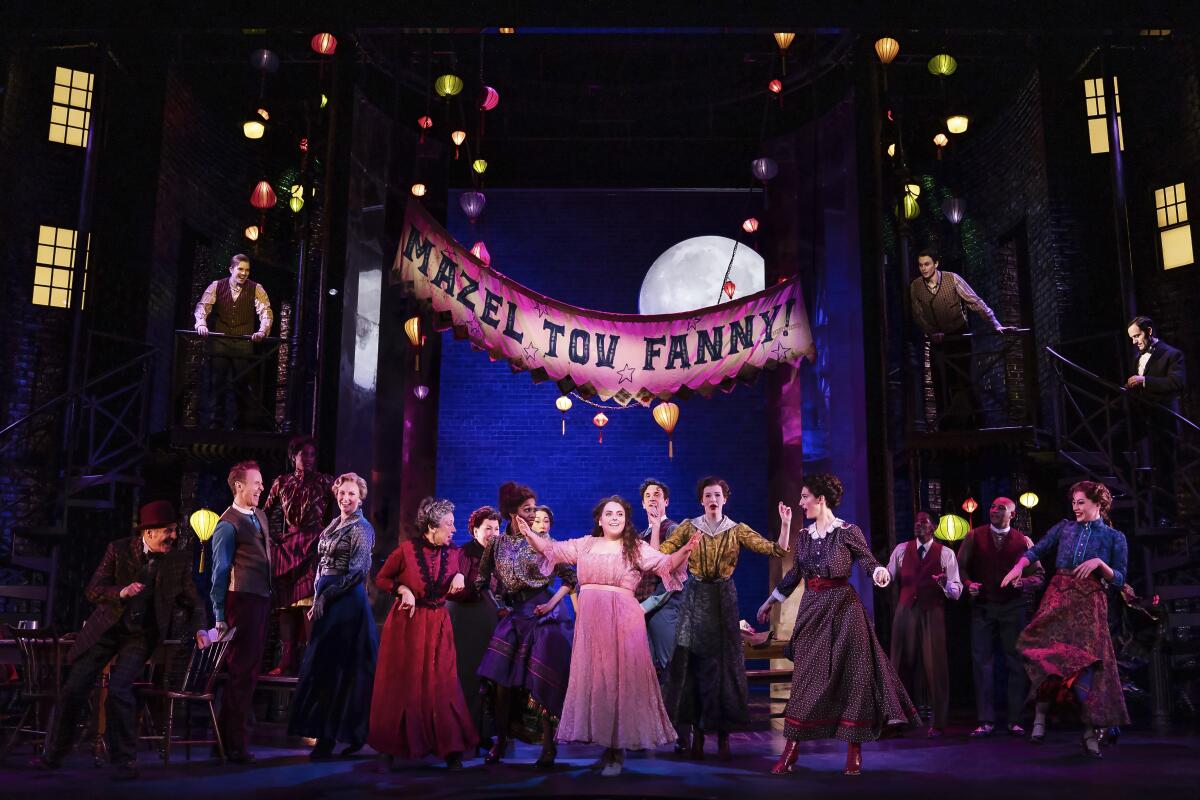 Beanie Feldstein, centro, en una escena del musical "Funny Girl" en una imagen proporcionada por Polk & Co. (Matthew Murphy/Polk & Co. via AP)