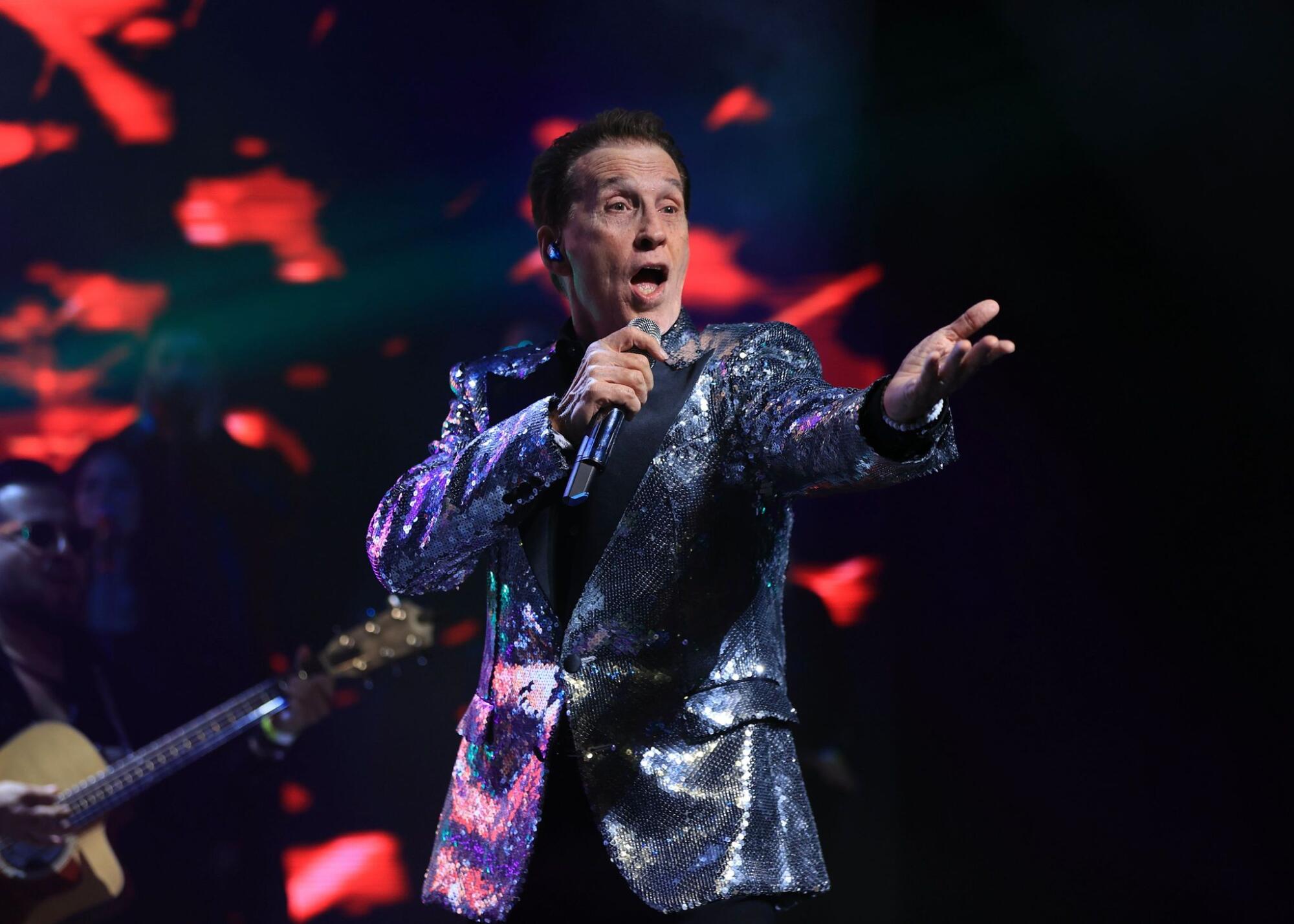 A sus 69 años, Emmanuel sigue llenando de energía el escenario, ahora con ayuda del regional mexicano - Los Angeles Times