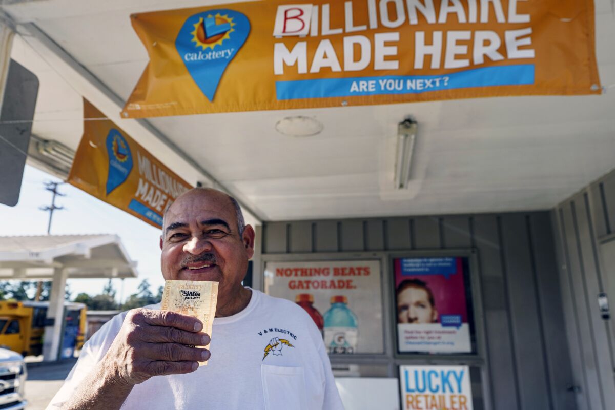 El electricista José Valles, de 59 años de Rancho Cucamonga, California, compra un boleto de SuperLotto Plus 