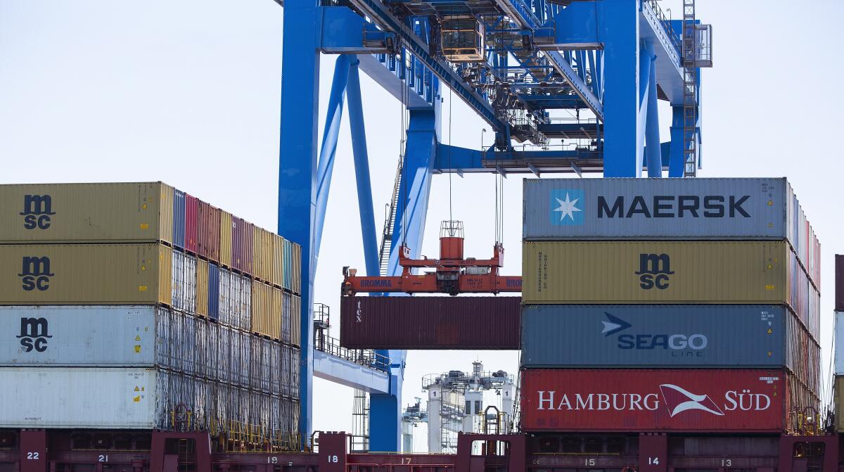 Déficit comercial de EEUU baja más que lo esperado a 70.061 millones en julio