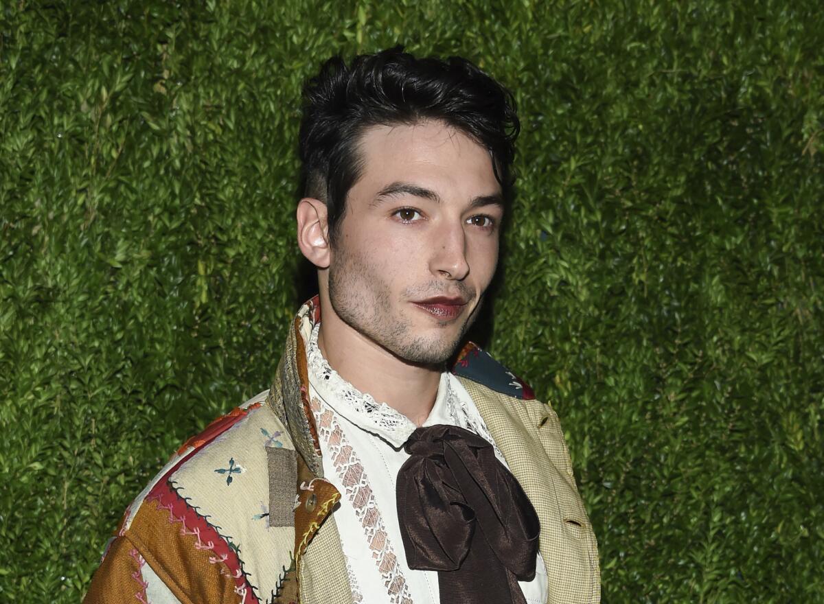  Ezra Miller asiste al 15to evento anual CFDA/Vogue Fashion Fund en Brooklyn Navy Yard en Nueva York