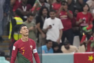 Cristiano Ronaldo, de Portugal, mira hacia arriba durante el encuentro mundialista ante Suiza, en Lusail, Qatar, el martes 6 de diciembre de 2022 (AP Foto/Darko Bandic)