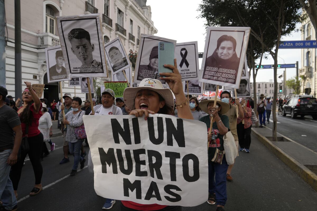 Con un cartel que reprocha los muertos en las protestas, manifestantes volvieron a marchas 